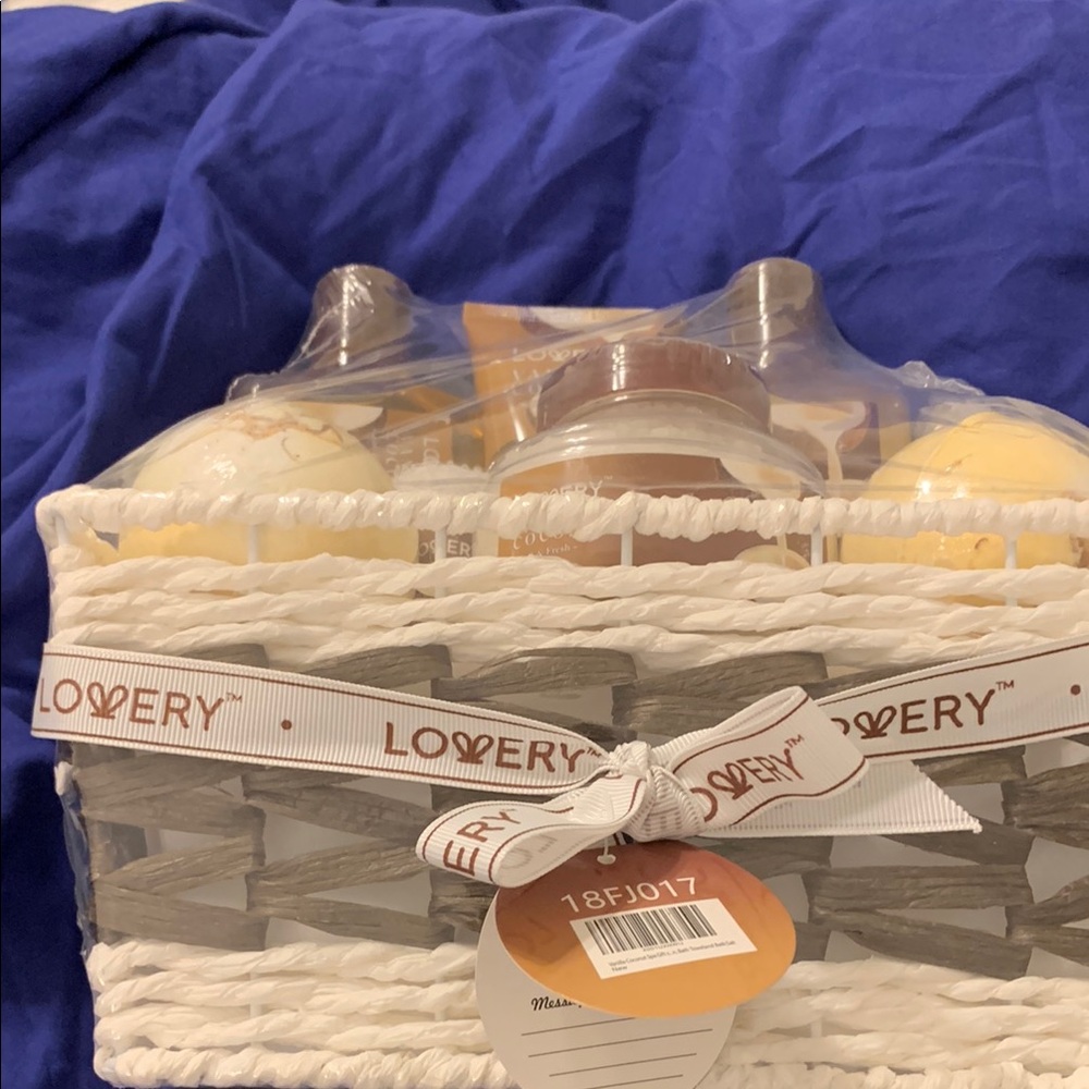 LOVERY Gift Basket with Bath Essentials